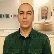 Dr. Öğr. Üyesi Sertan Özdemir — Dil ve Konuşma Terapisi, İstanbul. Portre fotoğrafı.