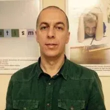 Dr. Öğr. Üyesi Sertan Özdemir — Dil ve Konuşma Terapisi, İstanbul. Portre fotoğrafı.