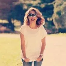 Dt. Esra Demir — Diş Hekimi, Bursa. Portre fotoğrafı.