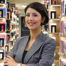 Kl. Psk. Dr. Aylin İpek Timur — Psikoloji, İstanbul. Portre fotoğrafı.