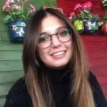 Psk. Yıldız Hilal Özgür — Psikoloji, Karşıyaka, İzmir. Portre fotoğrafı.