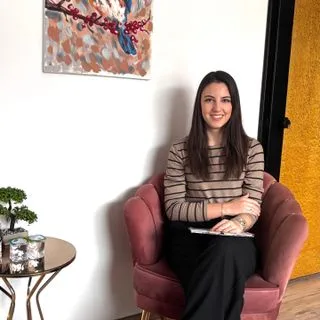 Kl. Psk. Pınar Güneş Çimen — Psikoloji, İstanbul. Portre fotoğrafı.