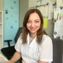 Uzm. Dr. Nur Bekmezci Çilingiroğlu — Çocuk Sağlığı Ve Hastalıkları, İzmir. Portre fotoğrafı.
