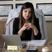 Fzt. Elif Demhat Fırat — Fizyoterapi Ve Rehabilitasyon, İzmir. Portre fotoğrafı.