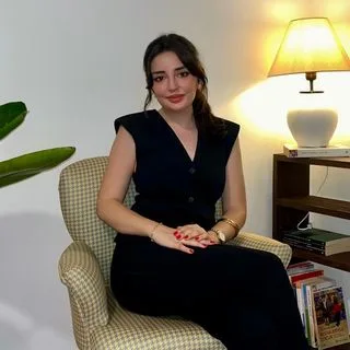 Psk. Hazel Yenioğlu — Psikoloji, Muğla. Portre fotoğrafı.