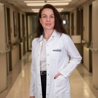 Uzm. Dr. Seda Akkaya — Gastroenteroloji, Konak, İzmir. Portre fotoğrafı.