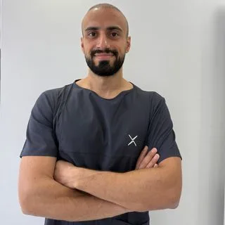 Dt. Ahmet Mertcan Köse — Diş Hekimi, İzmir. Portre fotoğrafı.