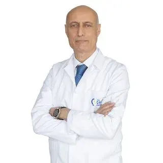 Uzm. Dr. Fatih Güllük — İç Hastalıkları, Düzce. Portre fotoğrafı.