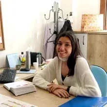 Uzm. Psk. Dan. Yağmur Atalı — Psikolojik Danışma ve Rehberlik, İzmir. Portre fotoğrafı.