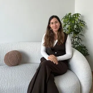 Psk. Buse Akdeniz — Psikolojik Danışma ve Rehberlik. Portre fotoğrafı.