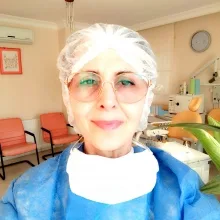 Dt. Hülya Erikci — Diş Hekimi, İstanbul. Portre fotoğrafı.