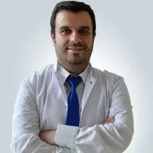 Uzm. Dr. Burak Sezen — Dermatoloji, İzmir. Portre fotoğrafı.