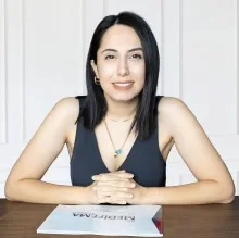 Op. Dr. Selin Güler Geyik — Plastik Rekonstrüktif Ve Estetik Cerrahi, Torbalı, İzmir. Portre fotoğrafı.