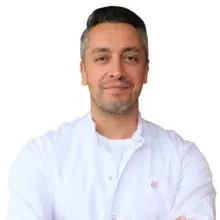 Dr. Zeki Şimşek — Kardiyoloji, Kartal, İstanbul. Portre fotoğrafı.