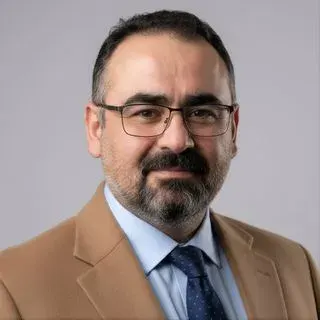 Uzm. Dr. Ersin Şahin — Fiziksel Tıp Ve Rehabilitasyon, İstanbul. Portre fotoğrafı.