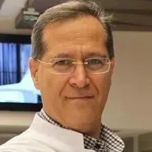 Uzm. Dr. Ergün Koçer — İç Hastalıkları, İstanbul. Portre fotoğrafı.