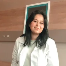 Dkt. Sude Torun — Dil ve Konuşma Terapisi. Portre fotoğrafı.