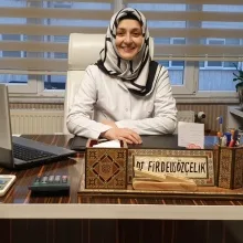 Dt. Firdevs Özçelik — Diş Hekimi, Konya. Portre fotoğrafı.