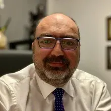 Prof. Dr. Kıvanç Metin — Kalp Ve Damar Cerrahisi, İzmir. Portre fotoğrafı.