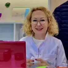Dr. Aslı Şimşek Azlar — Sertifikalı Medikal Estetik, İstanbul. Portre fotoğrafı.