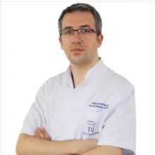 Dr. Dt. Muhsin Özdem — Periodontoloji, İstanbul. Portre fotoğrafı.