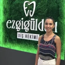Dt. Ezgi Güldalı — Diş Hekimi, Eskişehir. Portre fotoğrafı.
