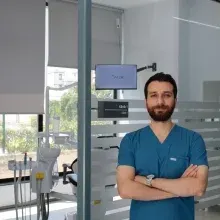 Dt. Eren Yavuz — Diş Hekimi, Kartal, İstanbul. Portre fotoğrafı.
