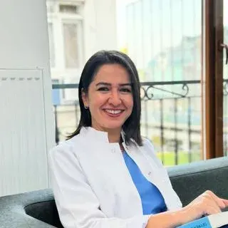 Dt. Fatma Türel — Diş Hekimi, İstanbul. Portre fotoğrafı.