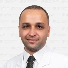 Doç. Dr. Oğuz Baran — Beyin Ve Sinir Cerrahisi, İstanbul. Portre fotoğrafı.