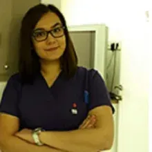 Dt. Ümran Demirok Sayın — Diş Hekimi, Isparta. Portre fotoğrafı.