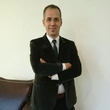 Prof. Dr. M. Kayhan Bahalı — Çocuk ve Ergen Psikiyatrisi, Beşiktaş, İstanbul. Portre fotoğrafı.