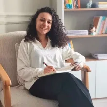 Psk. Emine Özbay — Psikoloji, Eskişehir. Portre fotoğrafı.