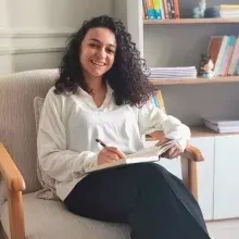 Psk. Emine Özbay — Psikoloji, Eskişehir. Portre fotoğrafı.