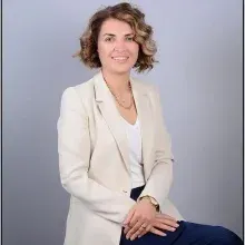Doç. Dr. Melekber Çavuş — Plastik Rekonstrüktif Ve Estetik Cerrahi, İstanbul. Portre fotoğrafı.