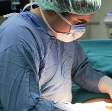 Dr. Kaan Tan — Pratisyen, İstanbul. Portre fotoğrafı.