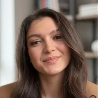 Dyt. Selin Enengin Çalışkan — Diyetisyen. Portre fotoğrafı.