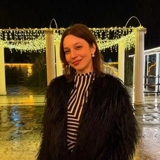 Psk. Dan. İzem Yüksel — Psikolojik Danışma ve Rehberlik. Portre fotoğrafı.
