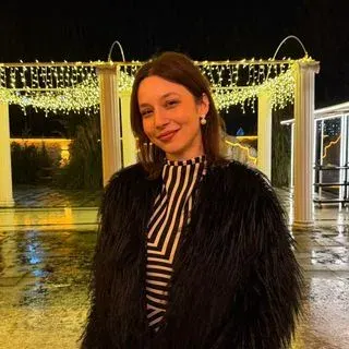 Psk. Dan. İzem Yüksel — Psikolojik Danışma ve Rehberlik. Portre fotoğrafı.