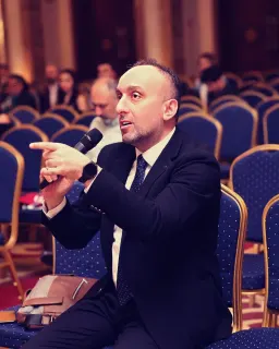 Prof. Dr. Şenol Çomoğlu profilinde yer alan galeri fotoğrafı.