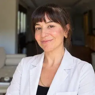 Uzm. Dr. H. Nur Öztürk — Dermatoloji, İstanbul. Portre fotoğrafı.