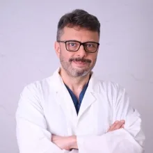 Dr. Öğr. Üyesi Mustafa Çapar — Plastik rekonstrüktif ve estetik cerrahi, Gümüşhane. Portre fotoğrafı.