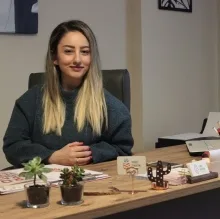 Dyt. Tuğçe Özkan — Diyetisyen. Portre fotoğrafı.