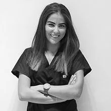 Dr. Dt. Sezgi Sara Eryürük — Çocuk Diş Hekimliği (Pedodonti), Ankara. Portre fotoğrafı.