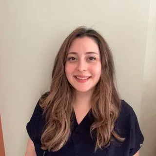 Uzm. Dt. Ayşe İpek Gün Topcu — Çocuk Diş Hekimliği (Pedodonti), Denizli. Portre fotoğrafı.