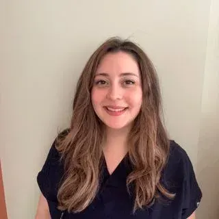 Uzm. Dt. Ayşe İpek Gün Topcu — Çocuk Diş Hekimliği (Pedodonti), Denizli. Portre fotoğrafı.