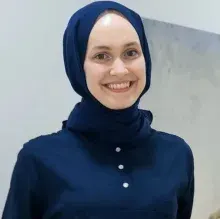 Dt. Beyza Karadeniz Sağır — Diş Hekimi, Bursa. Portre fotoğrafı.