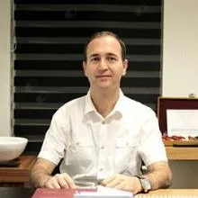 Prof. Dr. Yüksel Totan — Göz Hastalıkları, Ankara. Portre fotoğrafı.