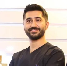 Dt. Emre Yanaral — Diş Hekimi, Ankara. Portre fotoğrafı.