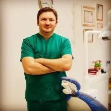 Dt. İlhan Şirin — Diş Hekimi, Osmangazi, Bursa. Portre fotoğrafı.