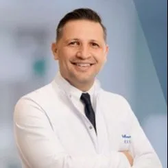 Op. Dr. Ömür Albayrak. Portre fotoğrafı.